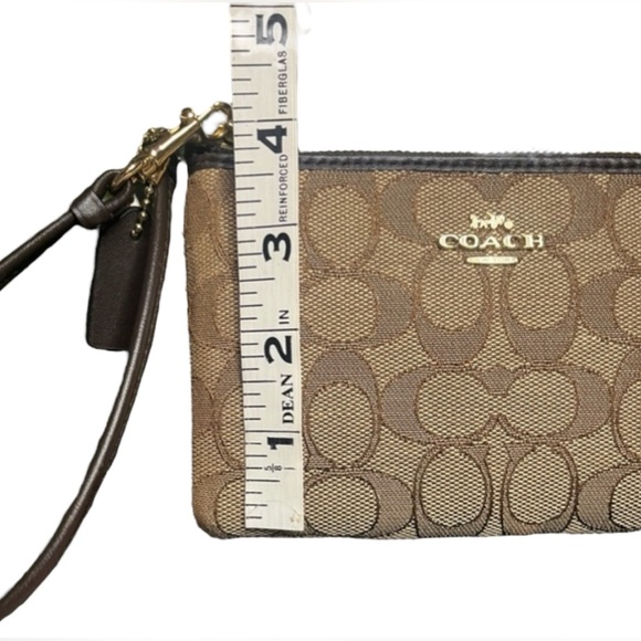 Coach Horse and Carriage corner zip wristlet with gift bag and bowđ„ - Picture 14 of 15